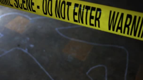 焦粉笔概述在犯罪现场与警察黄胶带前景 — 图库视频影像