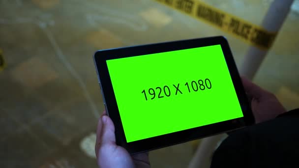Investigador Cena Crime Segurando Tablet Com Tela Verde Uma Investigação — Vídeo de Stock