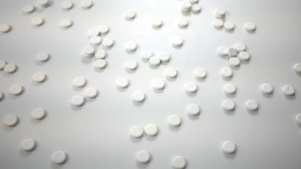 Rotující bílý uhličitan vápenatý lék pro trávení přes bílý - nad úhel