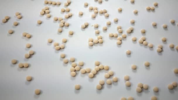 Spinning Pillole Vitamina Filatura Sfondo Bianco Cyc Fotografia Angolo Aereo — Video Stock