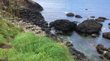 Dev 's Causeway İrlanda Kuzey Atlantik Okyanusu yakınlarındaki yakınındaki bazalt sütunları