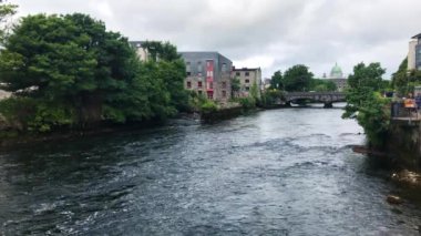 Galway İrlanda bulutlu yaz gününde binalarda