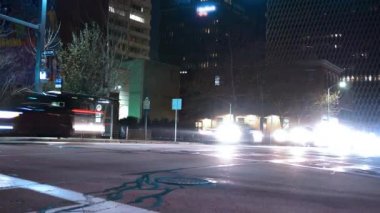 Timelapse sinema gece şehir merkezinde kentsel kavşak üzerinden seyahat trafik