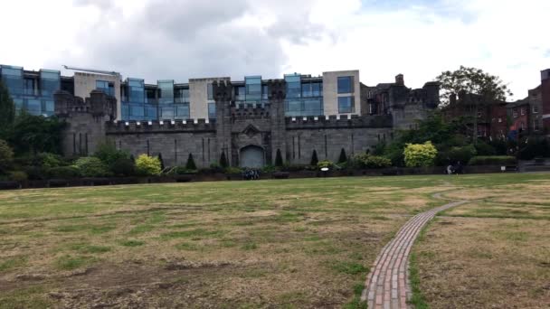 Pared Del Castillo Dublín Irlanda Con Edificios Distancia — Vídeo de stock