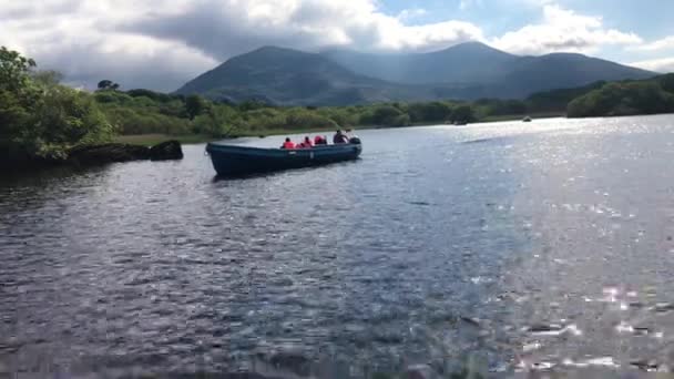 Caiaque Cheio Pessoas Fileiras Passado Montanhas Bela Irlanda — Vídeo de Stock