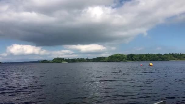 在爱尔兰过去的土地大量的独木舟在水中 — 图库视频影像