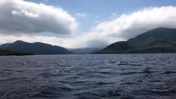 カヤックで漕ぎ過去の美しいアイルランドの山 — ストック動画