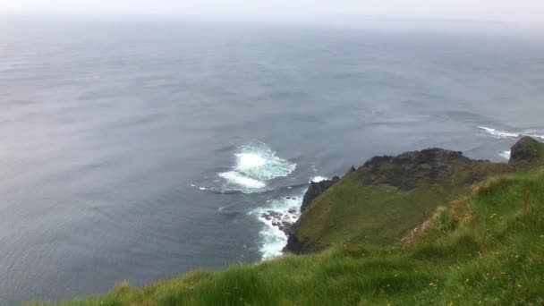 Αντιμετωπίζει Βόρειο Ατλαντικό Ωκεανό Από Βράχια Του Moher Στην Ιρλανδία — Αρχείο Βίντεο