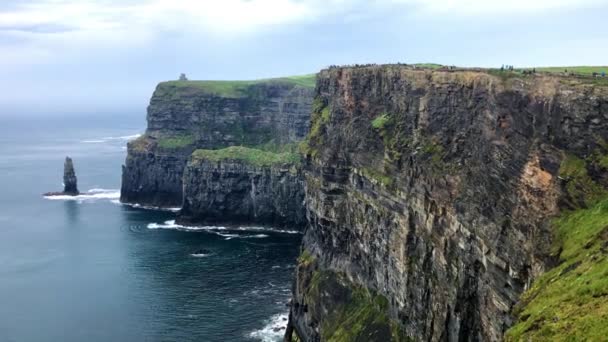 Filmische Shot Van Cliffs Moher Ierland Als Menigten Verzamelen Atop — Stockvideo