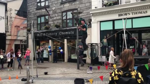 Galway Irlanda Circa Junio 2017 Hombre Toca Instrumento Cuerda Floja — Vídeos de Stock