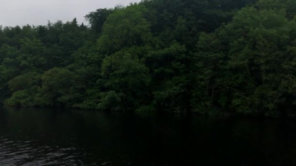 Poêle smartphone portable sur le lac pittoresque d'Irlande 