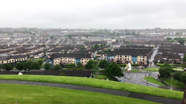 Establecimiento Plano Diurno Ciudad Derry Irlanda Día Nublado — Vídeo de stock