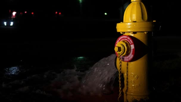 Žlutá Požární Hydrant Uvolňuje Vodu Noční Ulice — Stock video