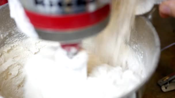 在纺纱搅拌机中添加面粉给蛋糕面糊 — 图库视频影像