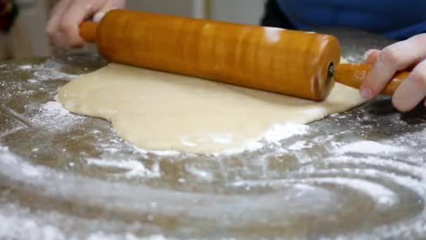 Timelapse Mujer Rodando Masa Cortando Panadería — Vídeos de Stock