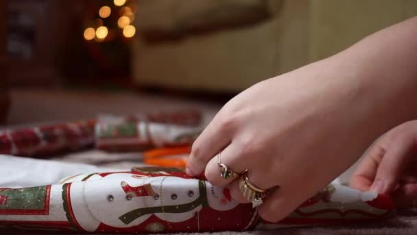 Madre Prepara Para Envolver Regalo Alrededor Navidad Alt — Vídeos de Stock