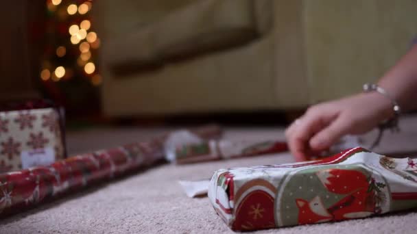 Moeder Zich Voorbereidt Wikkel Cadeau Rond Kersttijd Alt — Stockvideo