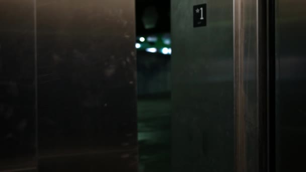 Uma Porta Elevador Fecha Piso Térreo Garagem Estacionamento Escuro Alt2 — Vídeo de Stock