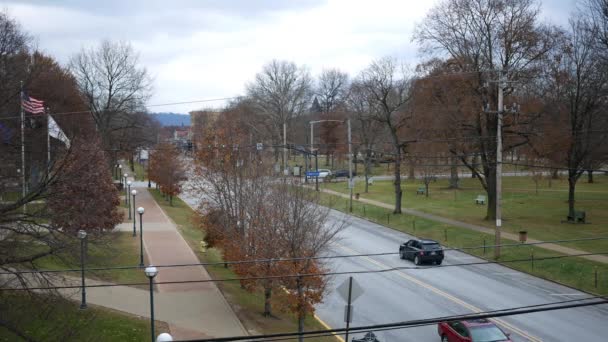 12月西部宾夕法尼亚镇主要街道的架空交通 — 图库视频影像