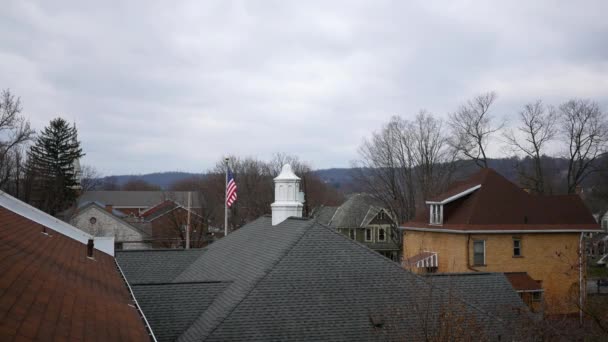 12月下午 美国国旗吹过西部宾夕法尼亚镇的屋顶 — 图库视频影像