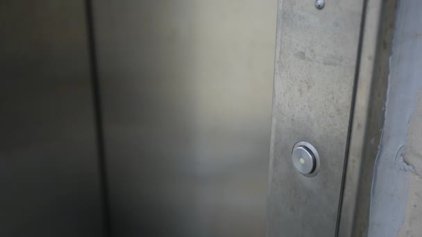 Двері Ліфта Відкриваються Даху Парковки Гаража Крупним Планом — стокове відео