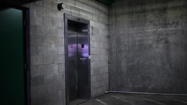 주차장의 지하실에서 엘리베이터의 — 비디오