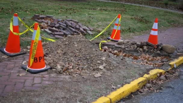 Danneggiato Mattone Marciapiede Zona Riparazione Strada Suburbana — Video Stock