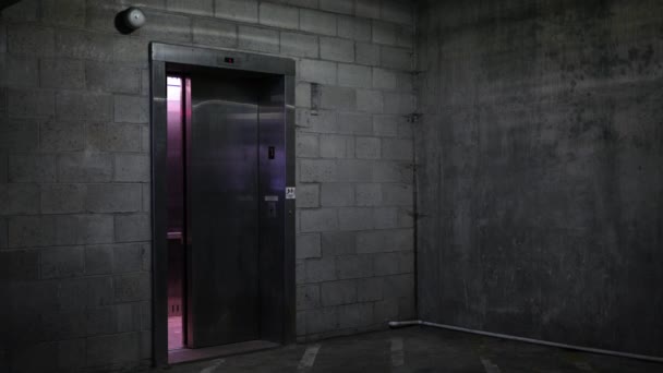 电梯门打开在地下室地面的黑暗车库 Alt — 图库视频影像