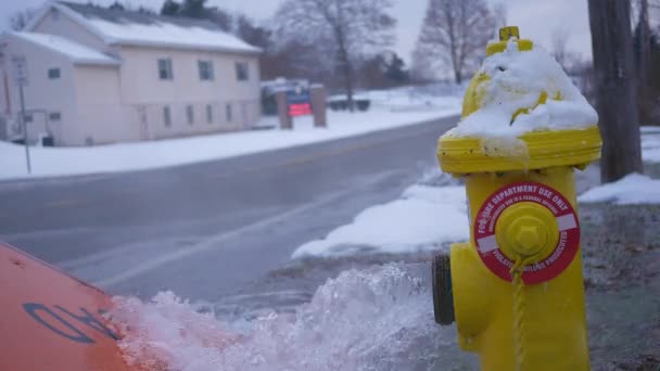 Close Água Pulverização Hidrante Fogo Estrada Inverno — Vídeo de Stock