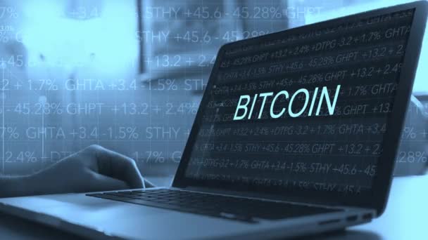 Konsep Cryptocurrency Dengan Ticker Pasar Saham Bergulir Atas Laptop Bitcoin — Stok Video