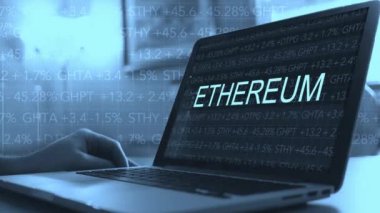 Cryptocurrency konsept dizüstü bilgisayar üzerinde - Etherium kaydırma borsa senedi ile