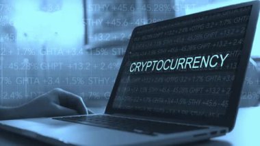 Cryptocurrency konsept dizüstü bilgisayar üzerinde - Cryptocurrency kaydırma borsa senedi ile