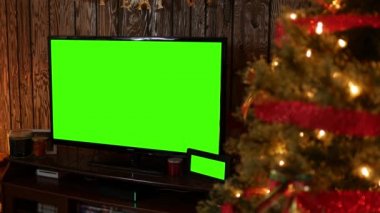 Oturma odasında genel yeşil ekran televizyon ve Noel zamanı civarında yeşil resim.