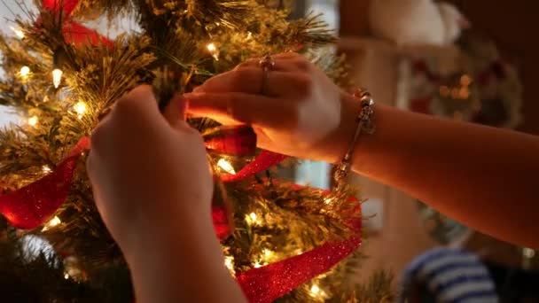妇女在假日附近放置一个蝴蝶结领带在圣诞树 Alt — 图库视频影像