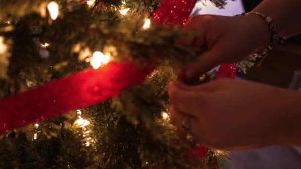 Mulher Coloca Laço Uma Árvore Natal Torno Das Férias — Vídeo de Stock