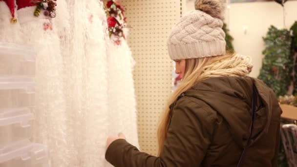 年轻千年妇女商店为圣诞节装饰品在百货商店 — 图库视频影像