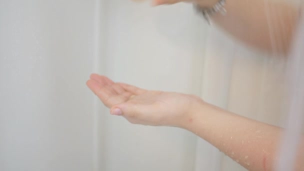 Kvinna Löddrar Upp Schampo Eller Body Wash Hennes Hand Duschen — Stockvideo