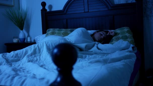 Mulher Dormindo Pacificamente Sua Cama Sob Luar Alt — Vídeo de Stock