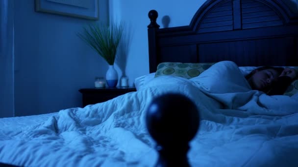 Mujer Durmiendo Tranquilamente Cama Bajo Luz Luna — Vídeo de stock