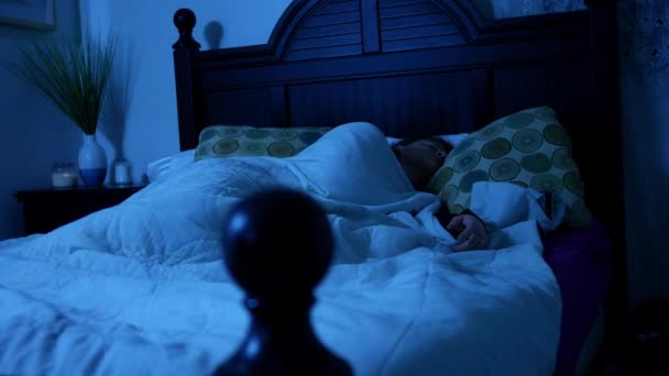 Γυναίκα Ρίψη Και Στροφή Στο Κρεβάτι Της Υπό Σεληνόφως Alt — Αρχείο Βίντεο