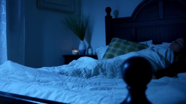 Γυναίκα Που Πάσχει Από Παράλυση Του Ύπνου Στο Υπνοδωμάτιο Νύχτα — Αρχείο Βίντεο