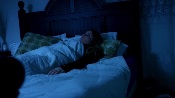 Geceleri Yatak Odasında Uyku Felci Geçiren Kadın — Stok video