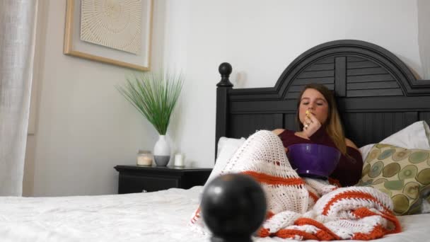 Красивая Женщина Смотрит Телевизор Своей Спальне Время Еды Попкорн Alt — стоковое видео
