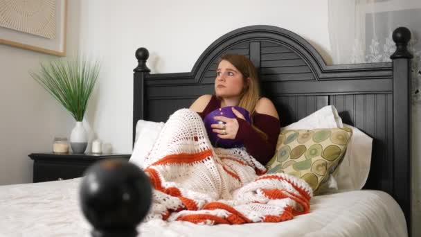 Niedliche Attraktive Millennial Frau Schaut Horrorfilm Auf Ihrem Schlafzimmer Allein — Stockvideo