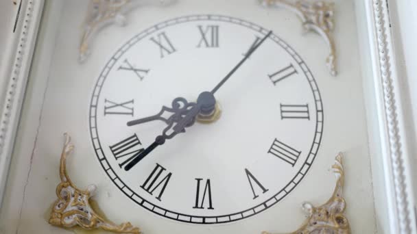 Horloge Blanche Antique Cochant Dans Environnement Ambiant Angle — Video