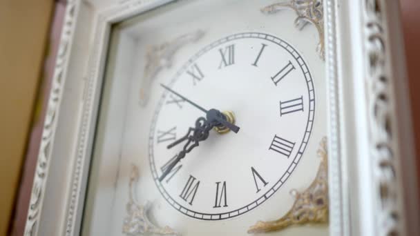 Relógio Branco Antigo Que Marca Ambiente Ângulo — Vídeo de Stock