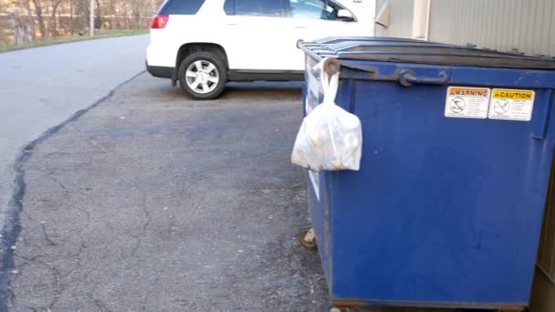 Casseroles Caméra Poubelle Puante Bleue Dans Allée Banlieue — Video