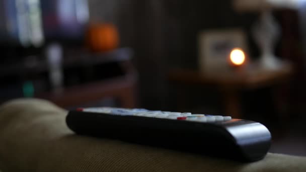 Tutup Remote Control Generik Pada Sofa Ruang Tamu — Stok Video