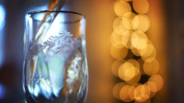 Bir cam ile arka planda sinematik bokeh brandy alkol ile dolduruyor