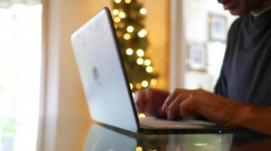  Beyaz erkek Onun laptopunda evde sinematik kamera ile yazarak hareket